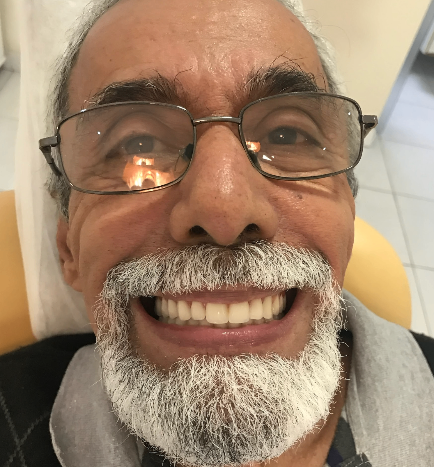 Paciente sorrindo após a reabilitação